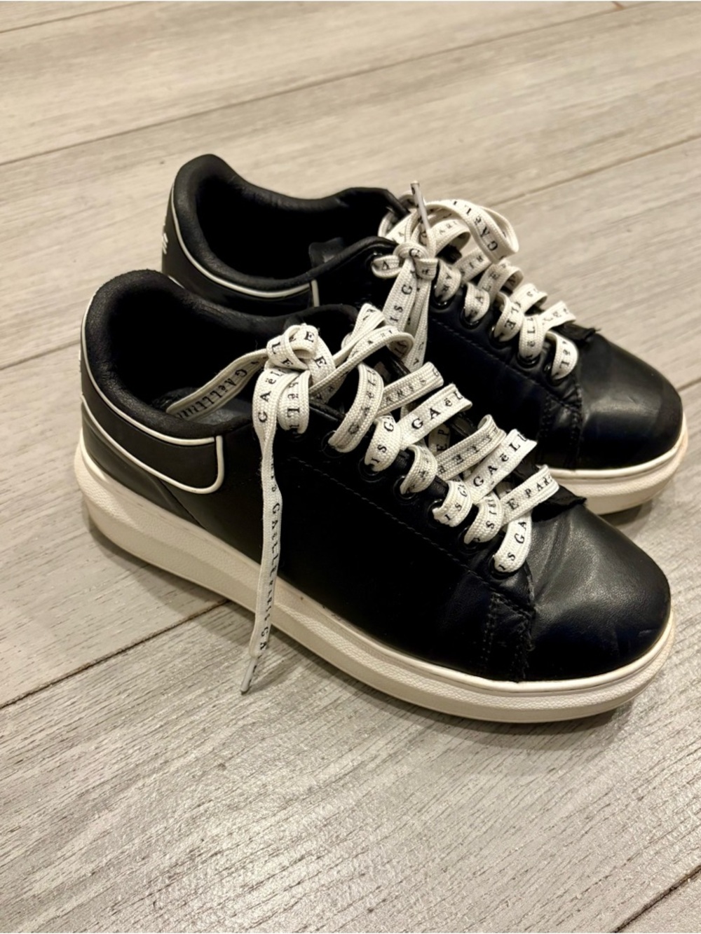 Gaëlle Sneakers | Black Leather with iconic shoelaces
